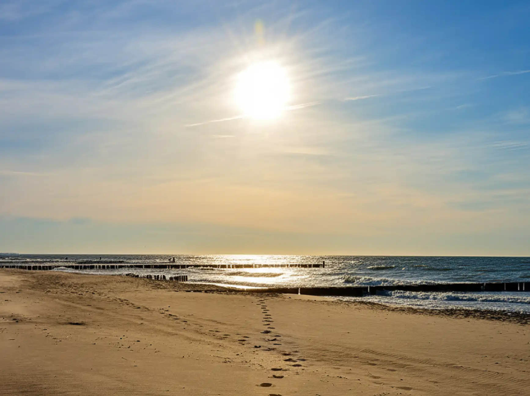 Piaszczysta plaża w Ustroniu Morskim blisko ośrodka